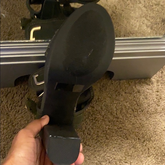 Olive green sandals - Picture 2 of 3